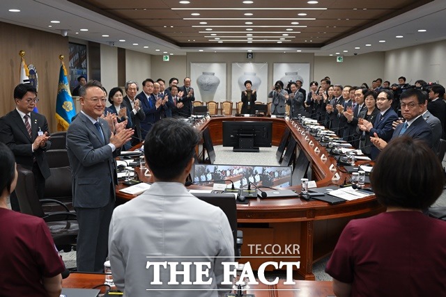 윤석열 대통령이 11일 코로나19 관련 규제를 대부분 해제해 일상 관리 체계로 전환하는 엔데믹을 선언했다. 오전 서울 용산 대통령실 청사에서 열린 코로나19 중앙재난안전대책본부 회의에서 의료진들을 향해 격려 박수를 보내고 있다.