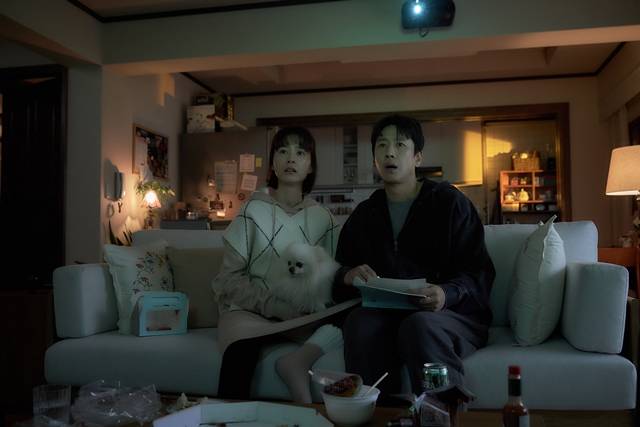 이선균(오른쪽)은 영화 잠을 통해 배우 정유미와 네 번째 호흡을 맞춘다. /쏠레어파트너스(유), 롯데엔터테인먼트, (주)바이포엠스튜디오