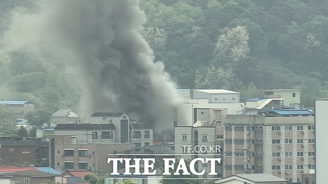 천안의 한 양초공장에서 불이났다. / 독자 제공