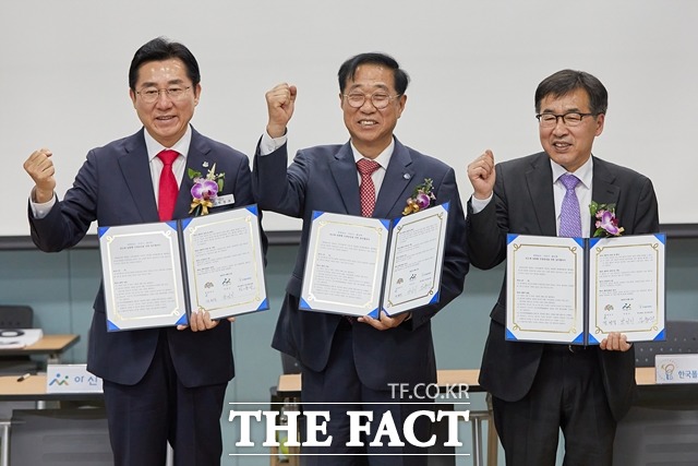 아산시는 지난 11일 충남도, 한국폴리텍대학과 ‘폴리텍반도체대학(SEMICS)’ 설립 업무협약을 체결했다. / 아산시