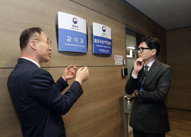 한동훈(오른쪽) 법무부 장관이 12일 인천국제공항 현장 점검을 하고 있다. /법무부 제공