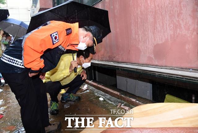 오세훈 서울시장이 지난해 8월 9일 오전 폭우로 사망자가 발생한 관악구 신림돌 빌라를 찾아 현장을 살피고 있다. /서울시 제공