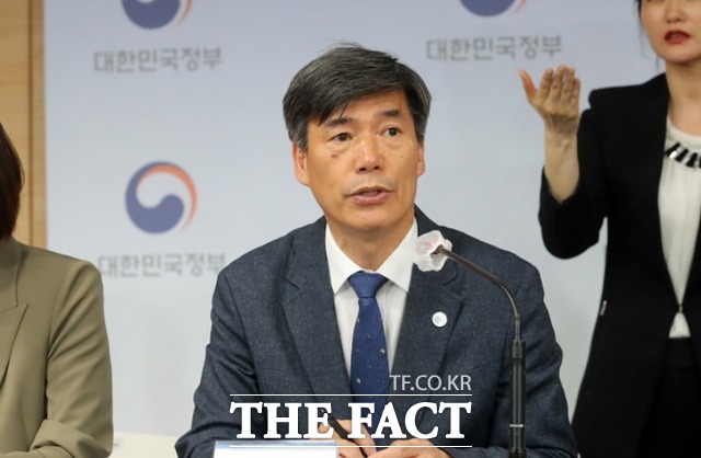 박구연 국무조정실 국무1차장이 12일 서울 종로구 정부서울청사에서 관계부처와 함께 후쿠시마 원전 오염수 전문가 현장 시찰단 관련 브리핑을 하고 있다. / 뉴시스