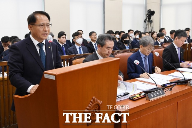 박찬진 중앙선거관리위원회 사무총장이 지난 3월22일 오후 서울 여의도 국회에서 열린 행정안전위원회 전체회의에 참석해 발언을 하고 있다. /남용희 기자