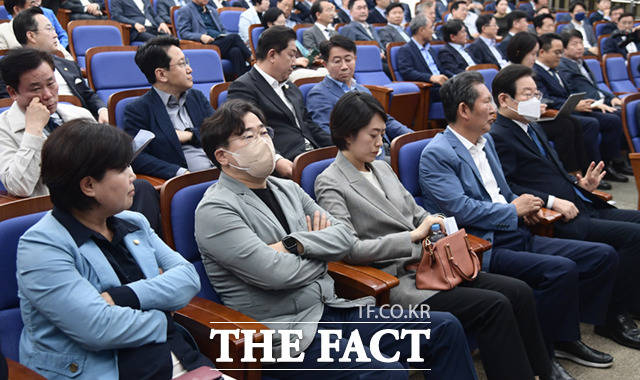 14일 오후 서울 여의도 국회에서 더불어민주당 쇄신 의원총회가 열린 가운데, 이재명 대표와 최고위원들이 심각한 표정을 짓고 있다.