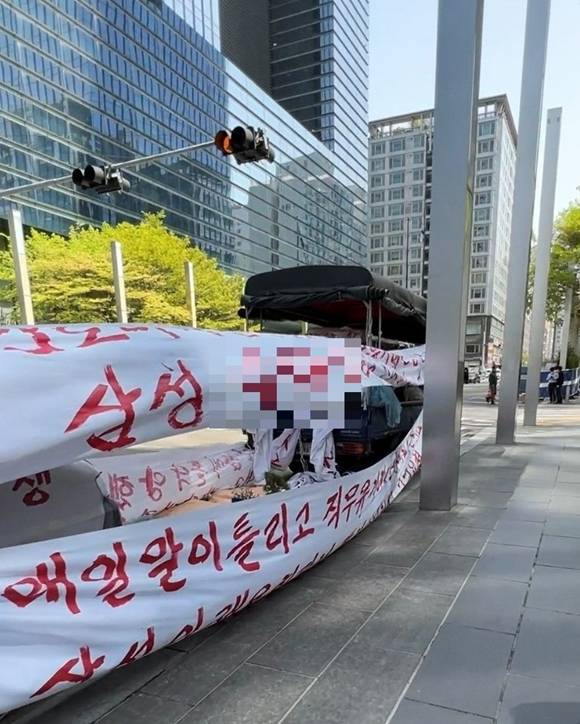 서울 삼성그룹 서초 사옥 주변에 시위가 지속되며 현수막이 설치돼 있어 시민 불편을 초래하고 있다. /제보자 제공
