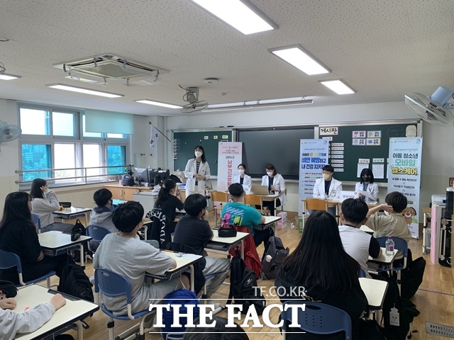 대전 대덕구 남부건강지원센터 직원들이 대전 양지초등학교에서 학생들에게 ‘모바일 헬스케어’를 설명하고 있다. / 대덕구