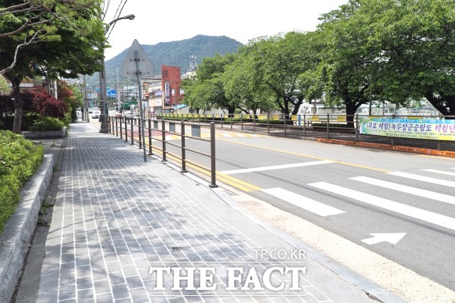 정읍시 관계자는 “보행자 중심의 보도 정비와 함께 친환경 보행 환경 조성을 위해 시범적으로 인도를 황토로 포장하고 있다”며 “이러한 노력을 통해 시민들의 보행 안전을 확보하고 깨끗하고 정비된 도시 환경을 만들어 가겠다”고 밝혔다. / 정읍시