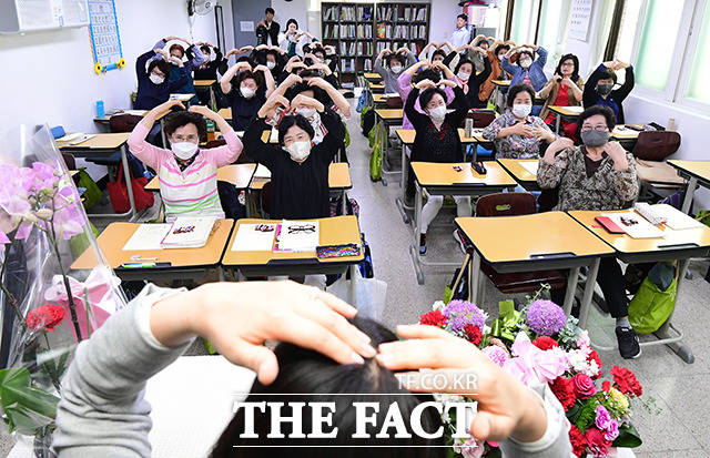 일성여자중고등학교 학생들이 15일 오전 서울 마포구 일성여자중고등학교에서 열린 스승의날 행사에 참석해 하트를 그리고 있다. /박헌우 기자
