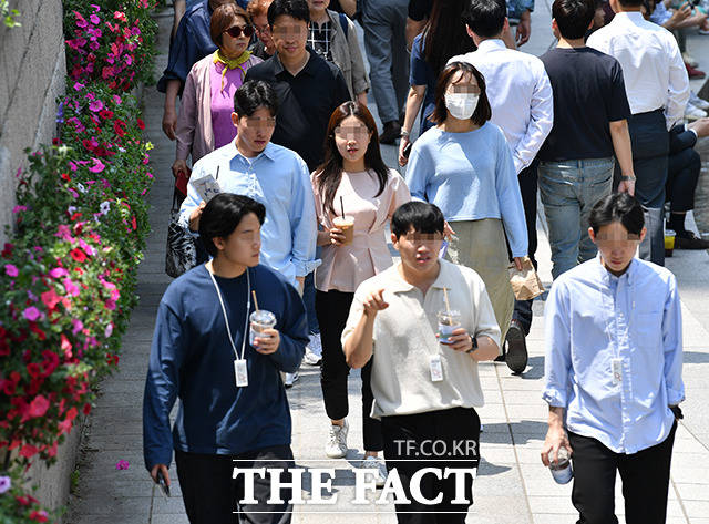 15일 오후 서울 중구 청계천 일대에 마스크를 착용한 시민과 착용하지 않은 시민들이 거리를 걷고 있다. /박헌우 기자