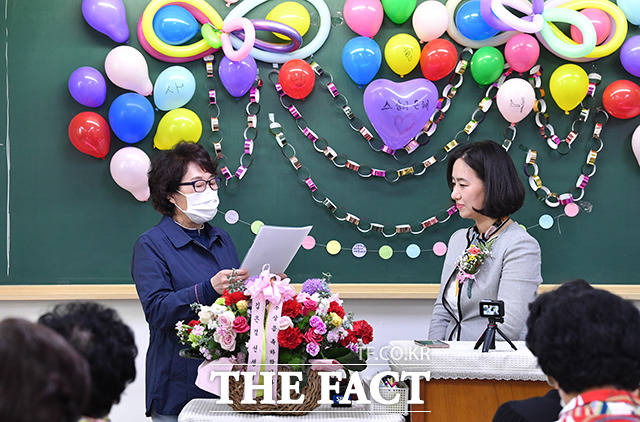 일성여자중고등학교 학생(왼쪽)이 15일 오전 서울 마포구 일성여자중고등학교에서 열린 스승의날 행사에 참석해 감사의 글을 낭독하고 있다. /박헌우 기자
