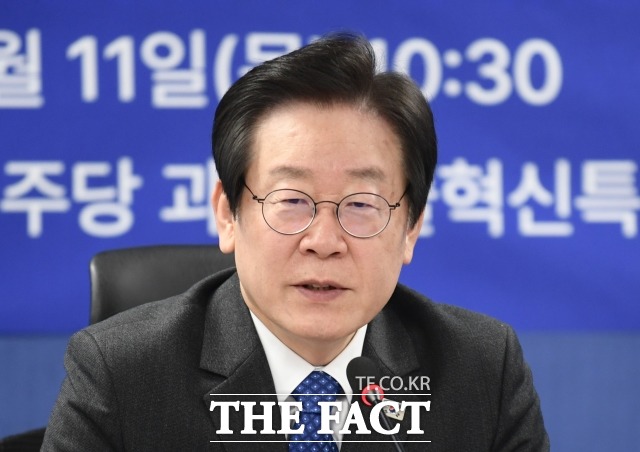 이재명 더불어민주당 대표가 15일 윤석열 대통령을 향해 민생경제 상황이 갈수록 나빠지고 있다며 정부가 신속하고 과감하게 나서야 한다고 경고했다. /이새롬 기자