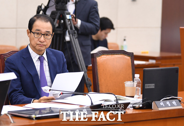 이성만 무소속 의원이 16일 서울 여의도 국회에서 열린 행정안전위원회 전체회의에 참석해 있다.