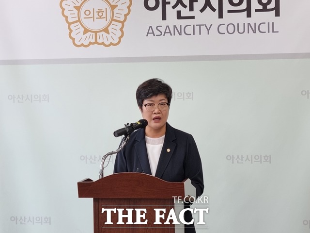 김희영 아산시의회 의장이 16일 의장실에서 기자회견을 개최하고 ‘예산안 심의 의결권에 대한 시의회 입장’을 밝혔다. / 아산=김경동 기자