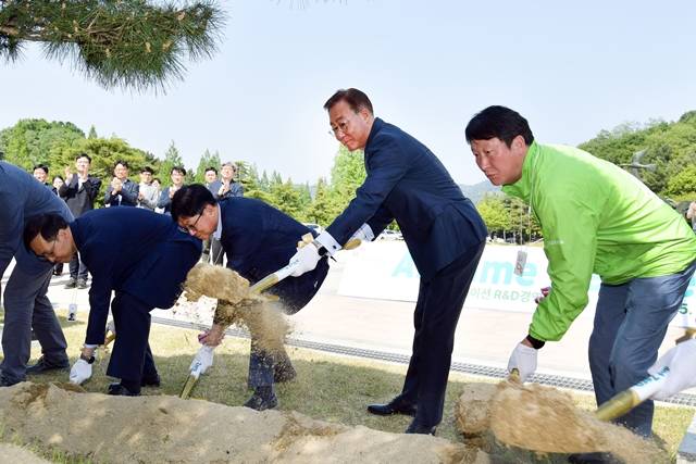 김준 SK이노베이션 부회장(오른쪽에서 두 번째)이 15일 대전 환경과학기술원에서 열린 식수 행사에 참여해 식수목 하단에 흙을 뿌리고 있다. /SK이노베이션