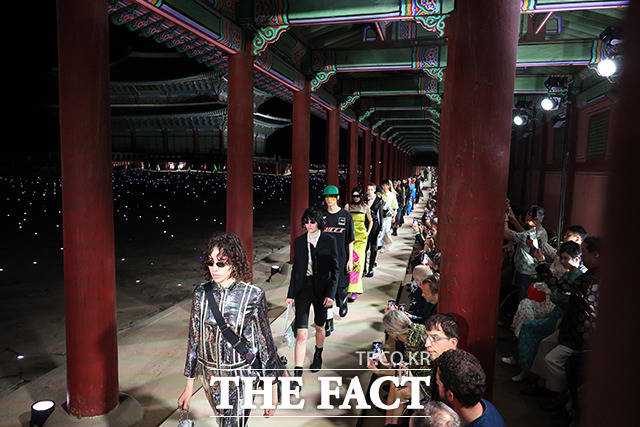 16일 오후 서울 경복궁 근정전에서 이탈리아 명품 브랜드 구찌(GUCCI) 2024 크루즈 패션쇼가 열린 가운데 모델들이 런웨이를 걷고 있다. /사진공동취재단