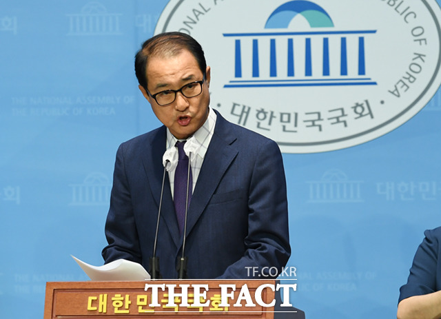 이성만 무소속 의원이 16일 오후 서울 여의도 국회 소통관에서 기자회견을 열고 장제원 행정안전위원장의 발언을 규탄하며 입장을 밝히고 있다.