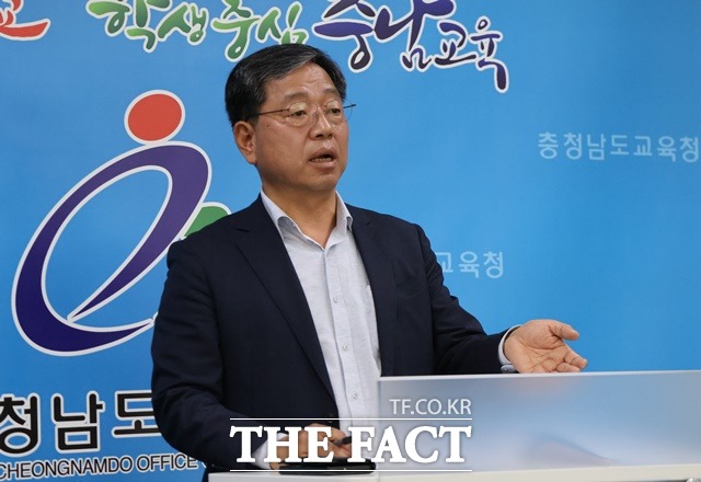 김현기 충남교육청 기획국장이 16일 한국매니페스토실천본부 공약 평가 결과를 발표하고 있다. / 내포 = 김아영 기자