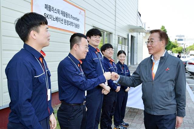김준 SK이노베이션 부회장(오른쪽)이 15일 대전 환경과학기술원을 방문해 구성원들과 인사를 나누고 있다. /SK이노베이션