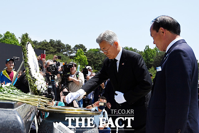 제43주년 5·18민주화운동 기념일을 하루 앞둔 17일 오전 광주 북구 운정동 국립5·18민주묘지에서 문재인 전 대통령이 참배하고 있다. /광주=남용희 기자(현장풀)