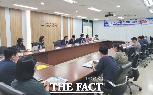 국원자력연구원 첨단방사선연구소(소장 정병엽)는 국가 현안인 신·변종 감염병에 대응하기 위해 치료제 및 백신 개발 역량 강화를 목적으로  한국생명공학연구원 국가전임상시험지원센터(KPEC, 센터장 고경철)와 16일 상호협력협약을 체결했다. / 첨단방사선연구소