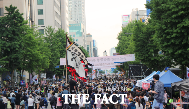 5·18 광주민주화운동 43주년 기념식을 하루 앞둔 17일 광주에서는 전야제 행사가 펼쳐졌다./ 광주 = 나윤상 기자