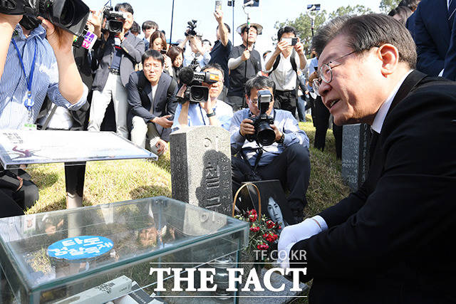 이재명 더불어민주당 대표(오른쪽)가 17일 오후 광주 북구 민족민주열사묘역을 방문해 이철규 열사 묘역에 참배하고 있다. /광주=남용희 기자