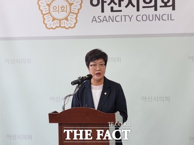 아산시의회 김희영 의장이 지난 16일 의장실에서 ‘예산안 심의 의결권에 대한 시의회 입장’이라는 기자회견을 개최했다. / 아산=김경동 기자