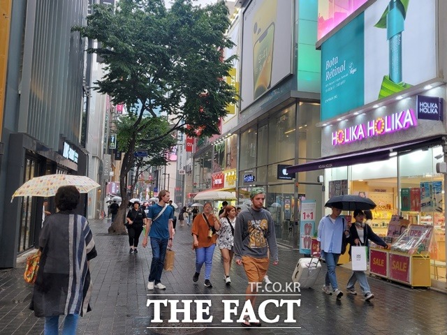 18일 오후 비가 내리는 명동 거리에서 외국인 관광객들이 걸어가고 있다. /문화영 기자