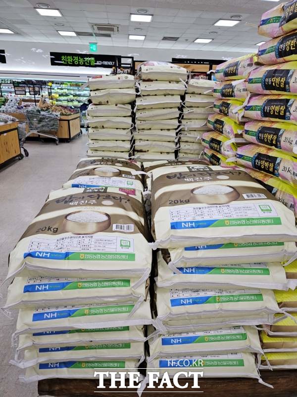 안동 농협이 안동지역에서 생산된 백진주 쌀을 전 직원에 할당량을 팔아 오라고 강요해 말썽이 일고 있다./안동=오주섭기자