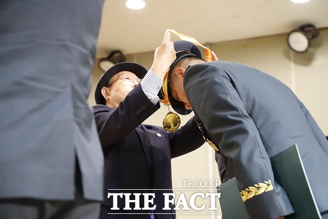 18일 육군부사관학교에서 진행된 2023년 전쟁영웅상 시상식에서 연제근기념사업회 유가족 대표가 제근상 수여자에게 메달을 걸어주고 있다. /육군부사관학교
