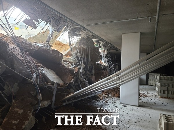 지난달 GS건설이 시공한 인천 검단신도시 안단테 아파트에서 주차장 상부 구조물이 무너져 내린 사고가 발생했다. 이곳은 GS건설 컨소시엄이 시공 중이다. /뉴시스
