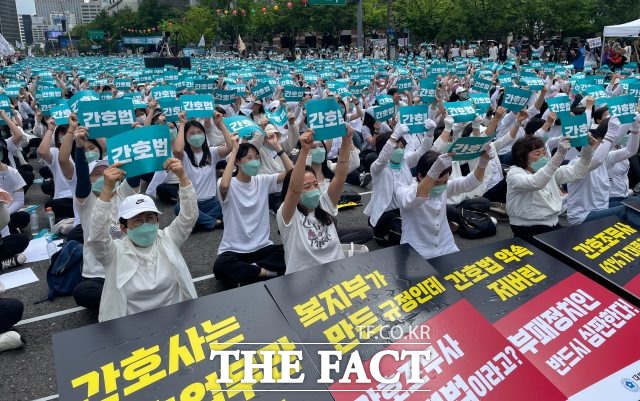 19일 간협은 서울 종로구 세종대로에서 간호법 재의결 및 제정을 촉구하는 준법 투쟁을 전개했다. /이장원 인턴기자