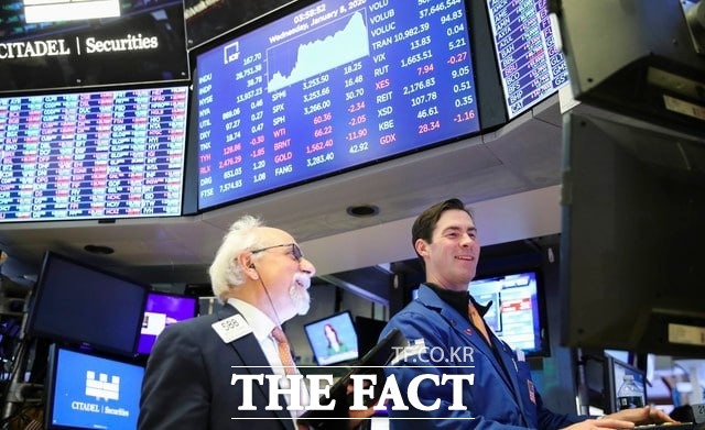 17일(현지시각) 뉴욕증권거래소(NYSE)에서 다우존스30산업평균지수는 0.34%, 스탠더드앤드푸어스(S&P)500 지수는 0.94%, 나스닥 종합지수는 1.51% 올랐다. /뉴시스