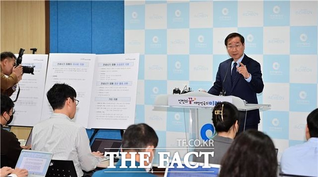 유정복 인천시장이 4월 19일 인천시청 브리핑룸에서 전세사기 피해 추가 지원 방안을 발표하고 있다./더팩트DB