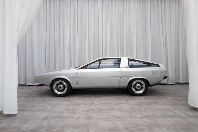현대자동차가 18일(현지시간) 이탈리아 레이크 코모에서 현대 리유니온 행사를 열고 포니 쿠페 콘셉트 복원 모델을 최초로 공개했다. 사진은 복원된 포니 쿠페의 옆 모습. /현대자동차그룹