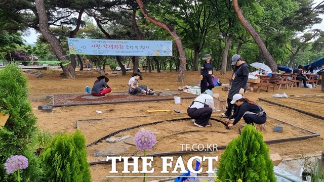 서울대공원에 시민들이 직접 구상하고 만든 정원이 공개된다. 18일 시민들이 공원을 조성하는 모습. /서울시 제공