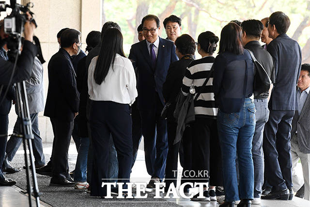 지난 더불어민주당 전당대회 돈 봉투 의혹을 받고 있는 이성만(가운데) 무소속 의원이 19일 오전 서울 서초구 서울중앙지방검찰청에 피의자 신분으로 출석하던 중 지지자들의 응원을 받고 있다. /남용희 기자