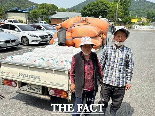 전북 완주군 비봉면 원이전마을에 사는 농부 박승희(76)씨는 최근 비봉면에 있는 경로당을 돌며 500만원 상당의 백미를 기부했다. / 완주군