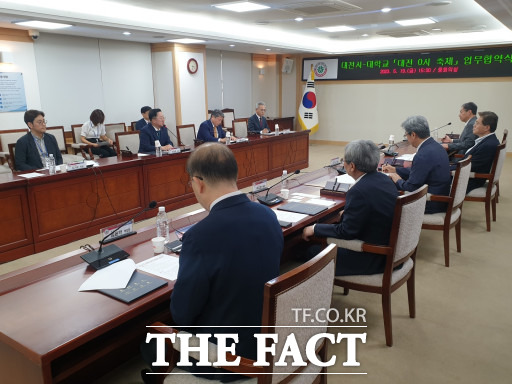 19일 대전시청 중회의실에서 대전권 대학 대전 0시 축제’ 관련 업무협약식이 열렸다. / 대전=최영규 기자