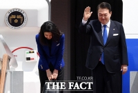  'G7 정상회의 참석'…일본으로 출국하는 윤석열 대통령 부부 [TF사진관]