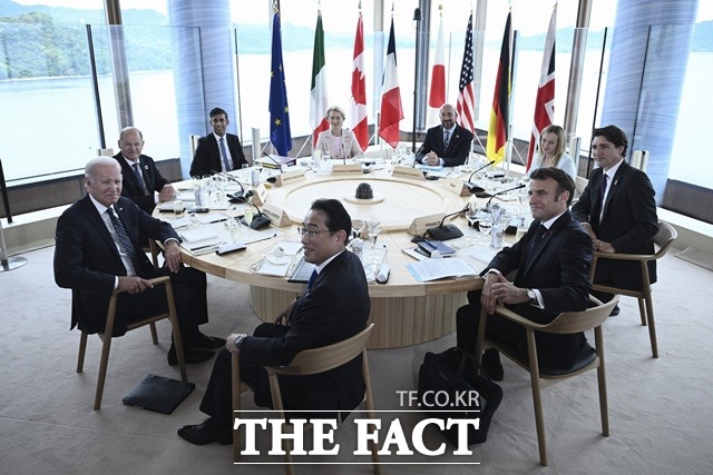 주요 7개국(G7) 정상회의 참가자들은 20일 IAEA의 후쿠시마 오염수 방출 검증을 지지한다고 밝혔다. 19일 일본 히로시마에서 회의하고 있다. 왼쪽부터 시계 방향으로 조 바이든 미국 대통령, 올라프 숄츠 독일 총리, 리시 수낵 영국 총리, 우르줄라 폰데어라이엔 유럽연합 집행위원장, 샤를 미셸 유럽이사회 의장, 조르자 멜로니 이탈리아 총리, 쥐스탱 트뤼도 캐나다 총리, 에마뉘엘 마크롱 프랑스 대통령, 기시다 후미오 일본 총리. /히로시마=AP/뉴시스