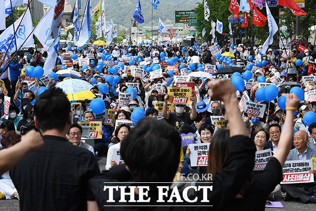 일본 방사성오염수 해양투기 저지 전국행동의 날이 20일 오후 서울 중구 한국프레스센터 앞에서 열린 가운데 참가자들이 손피켓을 들어보이며 구호를 외치고 있다. /남용희 기자