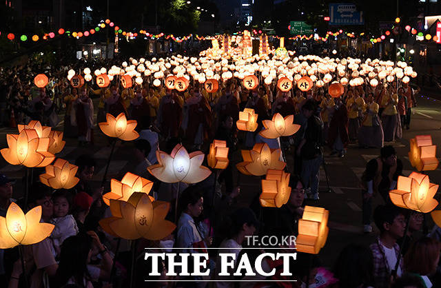 부처님 오신 날을 일주일 앞둔 20일 오후 서울 종로구 보신각 앞으로 연등 행렬이 지나가고 있다. /남용희 기자