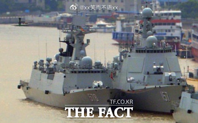 중국해군의 25번째 052D형 구축함인 여쉬함이 정박해 있다./오사토WSBN 트위터 캡쳐