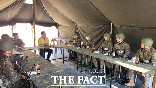 지난 3월 김용무 광주전남병무청장이 삼도동원훈련장에서 훈련 중인 예비군들과 대화를 나누고 있다. / 광주전남병무청