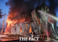  천안 반도체 부품 공장서 불… 2층 건물 전소