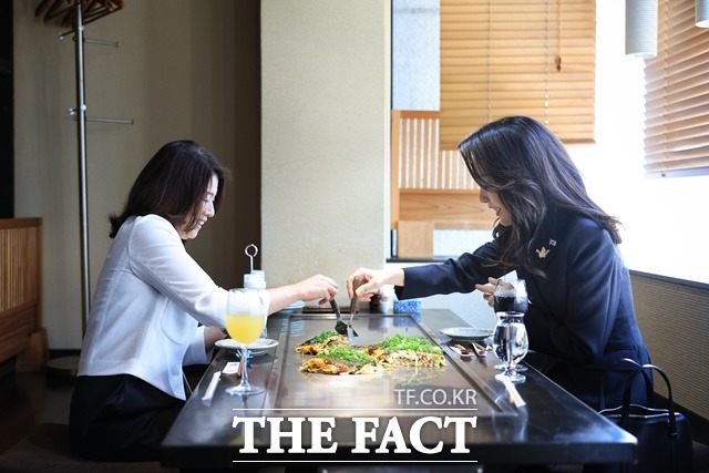 김건희 여사와 기시다 유코 여사가 21일 히로시마 한 식당에서 오코노미야키로 오찬을 하고 있다. /히로시마=뉴시스