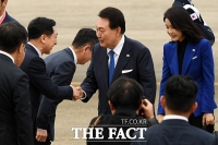 김기현 대표와 인사 나누는 윤석열 대통령 [포토]