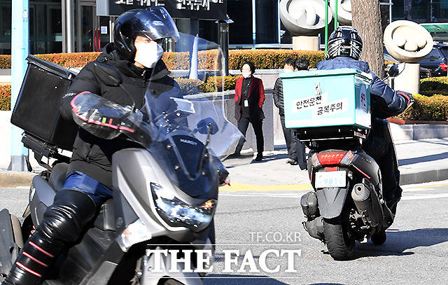 서울시가 과도한 소음을 유발하는 불법장치를 단 오토바이나 자동차를 신고하면 포상금을 지급한다. 사진은 기사내용과 무관함. /더팩트 DB